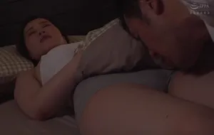 3 ngày chồng đi làm ăn, vợ yêu ở nhà nữa đêm bị bố gã chồng mò vào phòng