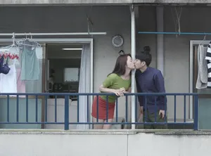Tiếng rên của chị cạnh bên hàng xóm và cậu thanh niên được lái máy bay