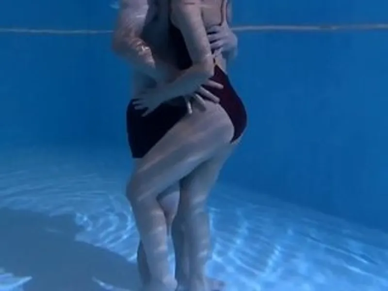 Gã chồng lạnh nhạt, vợ "đi ngoài" với hlv dạy bơi