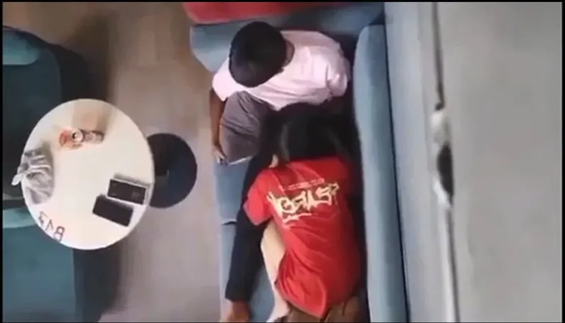 Quay lén cô bạn gái mút liếm cho ghệ nơi công cộng