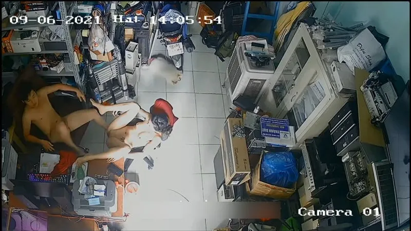 Vợ gã chồng xoạc nhau trong của hàng máy tính