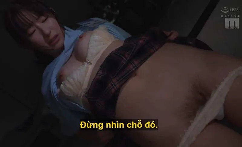 Sếp lớn đang mưu tính "xâm chiếm" cô nàng dưới quyền kiêu kỳ lười nhác, suốt ngày chỉ chăm chăm chat chit cùng người yêu.